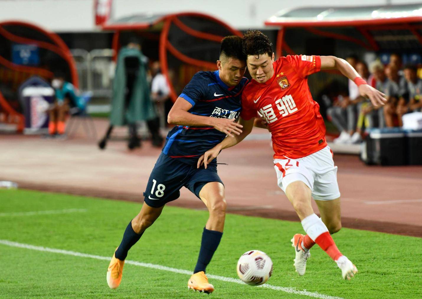 广州队迎葡超关键赛,清晨调整名单,更衣室稳定,阵容厚度经受考验 -竞技宝